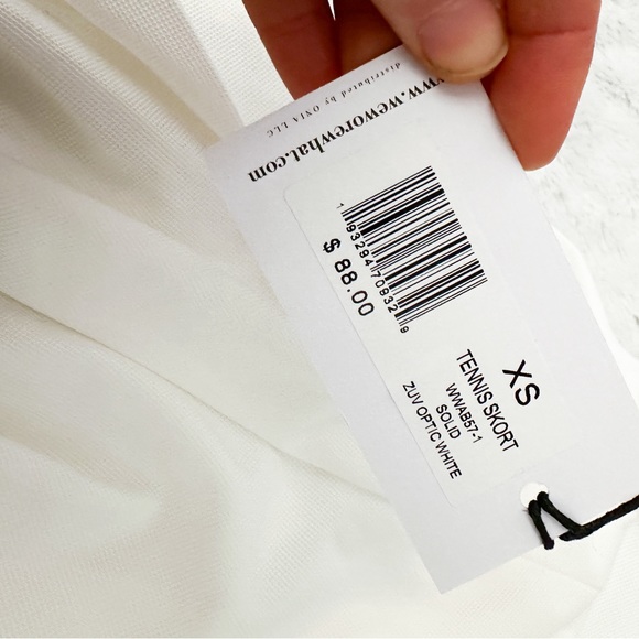 NWT- WEWOREWHAT Pleated High-Rise Stretch-Woven Tennis Skort -
Optic White - Picture 9 of 13